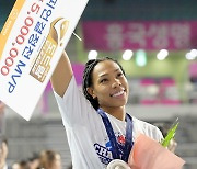 [Ms포토] 캣벨 '꿈같은 MVP'