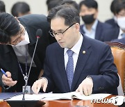 이야기 나누는 한기정 공정거래위원장