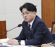 질문에 답하는 이정원 국무2차장