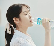 아이유, '제주삼다수' 최장수 모델됐다…"올해로 4년째 인연"