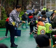 [포토]어린이 가방 안전 덮개와 함께하는 등굣길