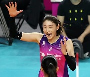 [포토]김연경, 1세트 승리예감에 환한 미소