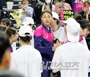 [포토]김연경, 우승 축하해주며 시상식 참석