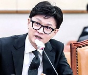 김의겸과 팩트 싸움도 졌다…요즘 화제되는 '편의점 간 한동훈' [노트북을 열며]