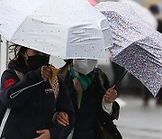 전국 곳곳에 비…강한 바람 주의