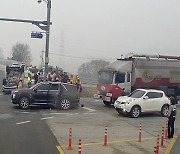 전북 정읍 한 교차로서 화물차·SUV 충돌…4명 다쳐