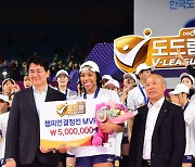 [MD포토] MVP 캣벨 '활짝 웃는다'