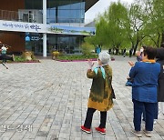 [포토]"순천 여사님, 웃기지 좀 마세요" 티키타카