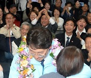 지지자에게 축하 받는 강성희 후보