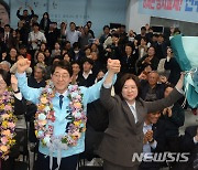 지지자들에게 축하 받는 강성희 후보