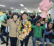 기뻐하는 천창수 울산시교육감 당선인