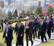 부산 유엔기념공원 찾은 BIE실사단