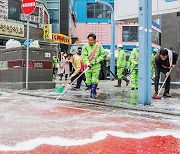 마포구 계절관리제 도입…봄맞이 도로 물청소 실시