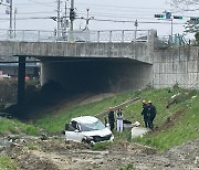 청주 교차로서 SUV 난간 뚫고 4m 아래로 추락…1명 다쳐