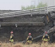 기우뚱하더니…보행로 50m 붕괴