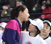 [포토S] 포옹 나누는 김연경과 이효희 코치