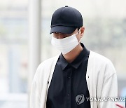 '만취해 남의 차 운전' 신화 신혜성, 첫 재판