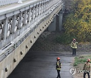 분주하게 움직이는 소방 관계자들