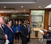 한국전쟁 사진 바라보는 실사단