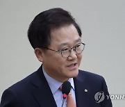 답변하는 강석훈 산업은행 회장