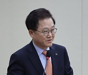 답변하는 강석훈 산업은행 회장