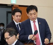 정무위 출석하는 김주현 금융위원장