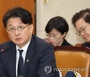 답변하는 이정원 국무조정실 제2차장