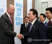 국제박람회기구 실사단 환송 만찬장 방문한 윤석열 대통령