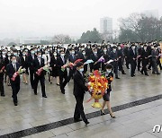 북한 인민예술축전 참가자들, 만수대언덕에 꽃바구니 진정