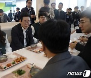 이재명, 전남대 '천원의 아침밥' 현장 방문