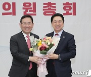 주호영 '임기 마치고 꽃다발 받았습니다'