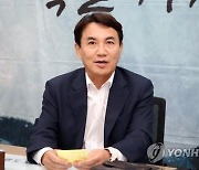 '산불 골프' 논란 김진태 지사 "허위보도…법적 조치"