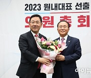 [포토]주호영 전 원내대표에게 축하 꽃다발 받는 윤재옥 신임 원내대표