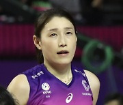 챔프 못오른 김연경 “현역 연장과 은퇴 두고 고민중”