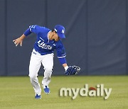 [MD포토] 이성규 '어라, 공이 어디갔지'