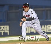 [MD포토] 김현수 '걸음아 나 살려라'