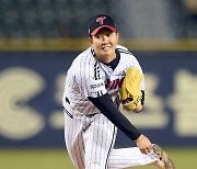 [MD포토] 유영찬 '깔끔한 마무리'