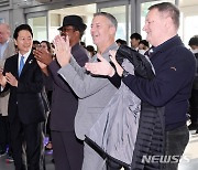 김해공항 도착한 BIE실사단