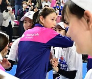 “더 뛰길 원하신다” 은퇴 고민→현역 연장 가닥…김연경은 팬들이 눈에 밟혔다