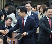 떠나는 주호영 "총선 실패하면 국조·특검 시달릴 것" 경고