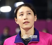 눈물 고인 김연경, '배구 여제'도 감출 수 없었던 '준우승' 아쉬움