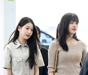 [T포토] 장원영-안유진 '공항 밝히는 비주얼 투톱'