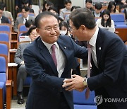 김학용 후보 축하받는 윤재옥 신임 원내대표