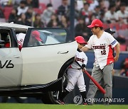 프로야구 시구차 운전한 강기정 광주시장