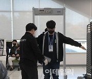 인천공항 보안 구멍 ‘숭숭’…21cm 흉기 소지 중국인 적발