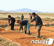 봄철 영농작업 나선 북한 노동자들…"당 결정을 철저히 관철하자"