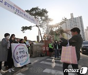 '8년째 초졸 도전' 여든 어머니…학교 적응 못한 13살도 '검정고시장'에