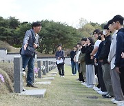 오월 광주 강의 듣는 영남대 학생들