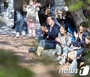 경기도청 봄꽃축제 참여한 김동연 "구청사 상권에 훈풍 불어넣겠다"(종합)