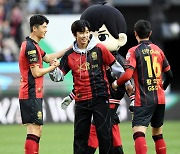 [포토] 상암에서 시축한 임영웅, 기성용-황의조와 반가운 악수